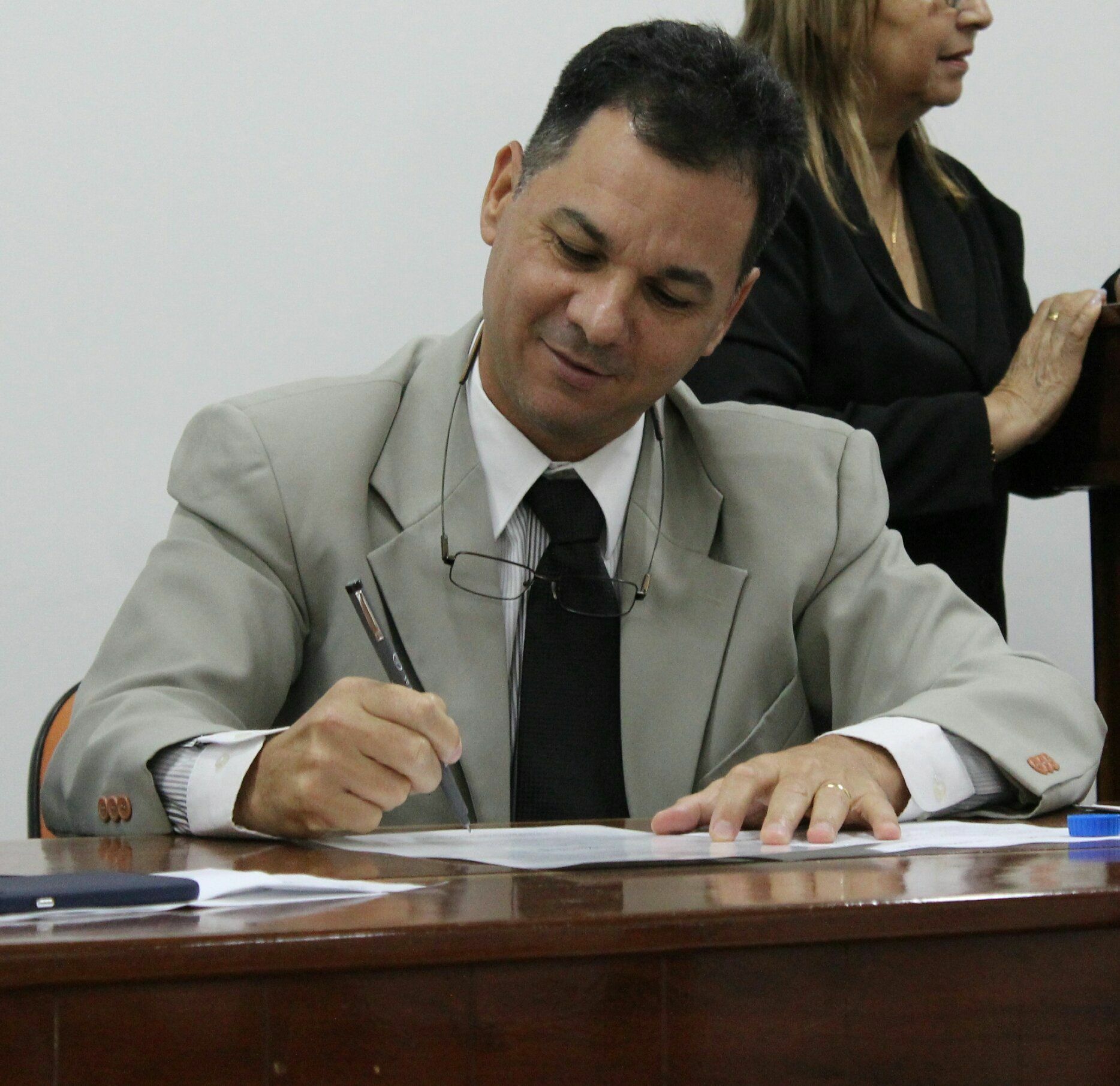 Vice-diretor, professor Adriano Fernandes, assina termo de posse